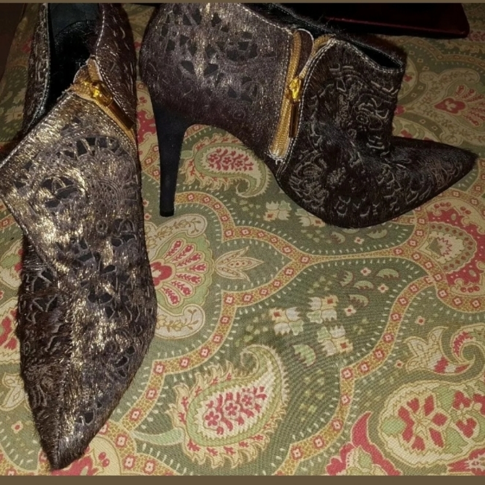 June Ambrose 9.5 W wide black gold leather booties